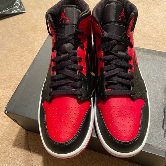 SOLD - NEW Nike Air Jordan 1 Mid Banned - Size 10 US - Picture 8 of 9